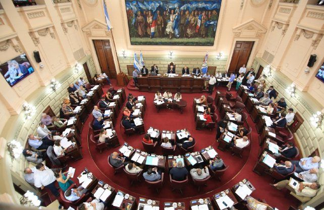 Los diputados santafesinos redujeron sus salarios en un 50 por ciento y aprobaron la ley de necesidad