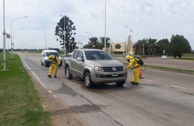 Desinfectan a los vehículos que ingresan a Santa Fe por el Túnel Subfluvial