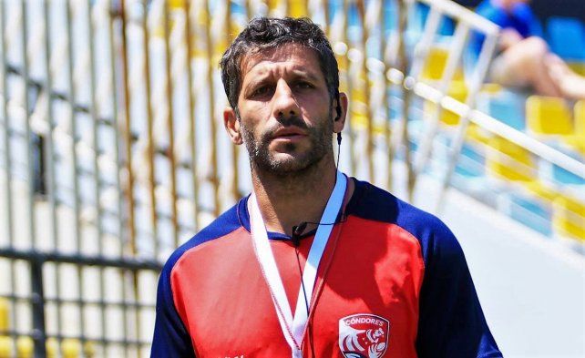 Bruzzone es entrenador de la franquicia chilena. 