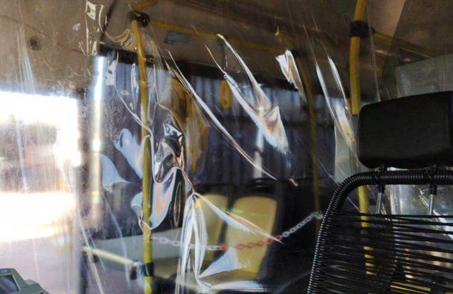 En Santa Fe el transporte p&uacute;blico sigue siendo de uso exclusivo para los trabajadores esenciales y debe mantener las medidas de cuidado para los choferes.