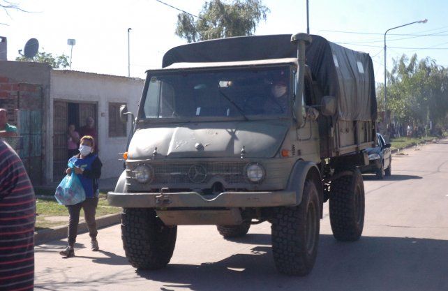 Los camiones unimog del Ej&eacute;rcito Argentino ingresando con bolsones de alimentos y limpieza a los barrios del cord&oacute;n oeste santafesino.