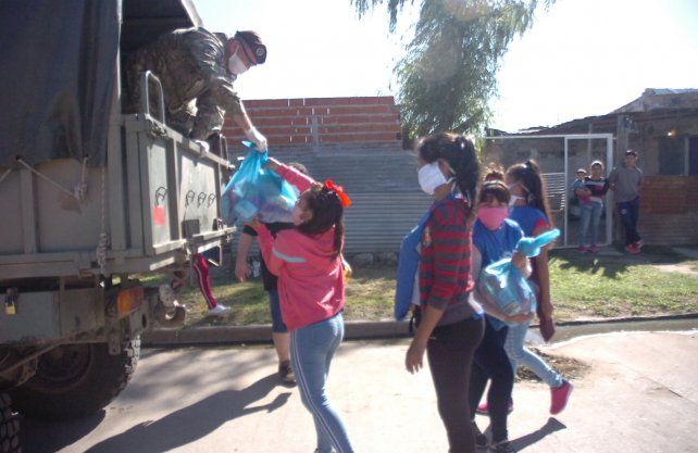Los camiones unimog del Ej&eacute;rcito Argentino ingresando con bolsones de alimentos y limpieza a los barrios del cord&oacute;n oeste santafesino.