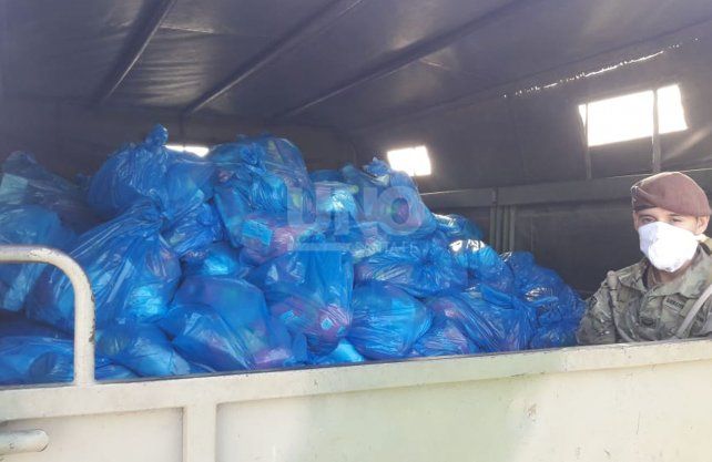 Los camiones unimog del Ej&eacute;rcito Argentino ingresando con bolsones de alimentos y limpieza a los barrios del cord&oacute;n oeste santafesino.