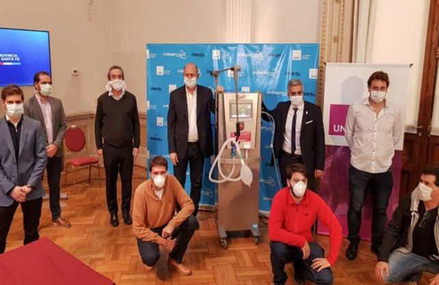 El prototipo de ventilador de transici&oacute;n para la atenci&oacute;n de la emergencia por COVID-19 fue desarrollado conjuntamente por la empresa rosarina Inventu y la UNR. 