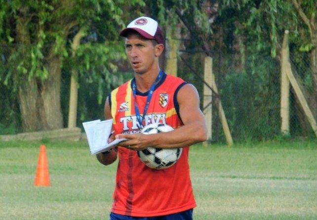 Alejandro Olivera es el conductor del conjunto colegial.