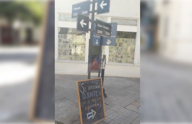 El cartel está en kiosco se encuentra en la esquina de Francia y Crespo. 