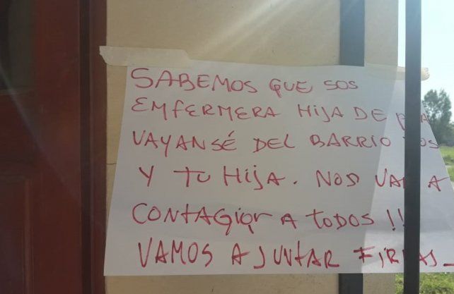 Una enfermera amenazada por sus vecinos dejó su casa