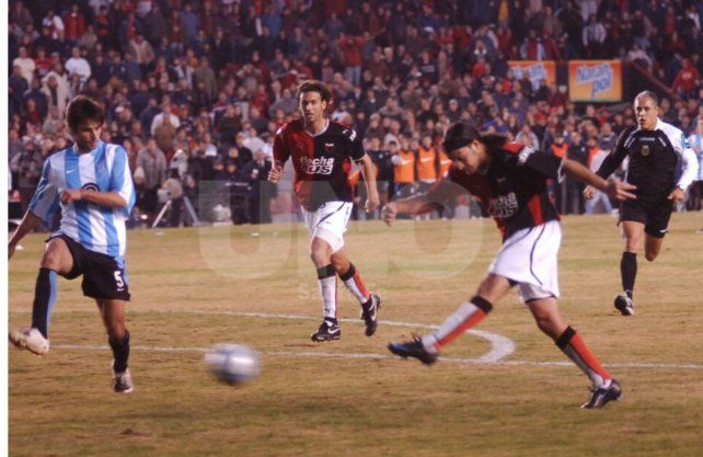 Germ&aacute;n Rivarola marc&oacute; un gol hist&oacute;rico para Col&oacute;n ante Racing. Se gan&oacute; el mote de Pirulazo
