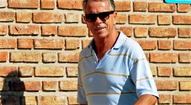 Eduardo Lalo Vega es el jefe del departamento médico del club de barrio Centenario.