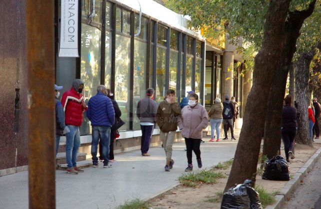 Esta ma&ntilde;ana, cientos de beneficiarios se concentraron para hacer cola para cobrar el Ingreso Familiar de Emergencia en la oficina central de Correo Argentino.