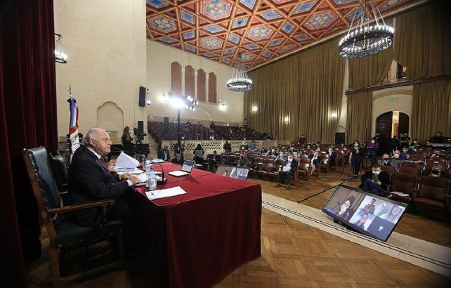 Hist&oacute;rico. El Paraninfo de la UNL, al ser m&aacute;s espacioso que el recinto de Diputados, fue sede de las sesiones durante la cuarentena m&aacute;s estricta.