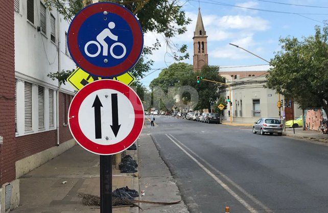 De este a oeste hay poca se&ntilde;alizaci&oacute;n y no existen sem&aacute;foros para ciclistas.