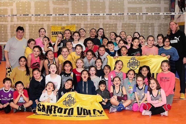 Carlos Hauque y Cristian Jacob junto a las formativas de STV.