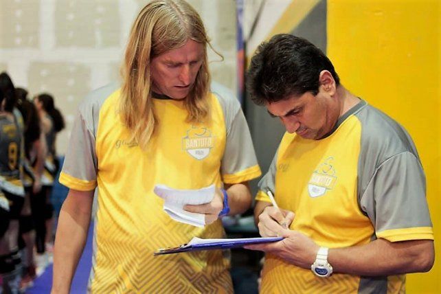 El entrenador Jacob y el presidente de Santo Tom&eacute; V&oacute;ley, profesor Carlos Hauque.