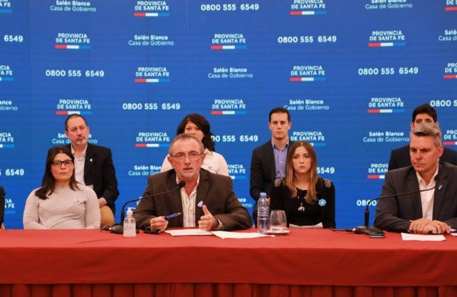 El ministro de la Producci&oacute;n, Daniel Costamagna, junto a parte de su gabinete, anunci&oacute; las ayudas al comercio y el resto del sector productivo de la provincia.