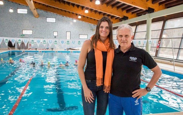 Ra&uacute;l Strnad junto a una de las mejores nadadoras que form&oacute;; Agustina De Giovanni.