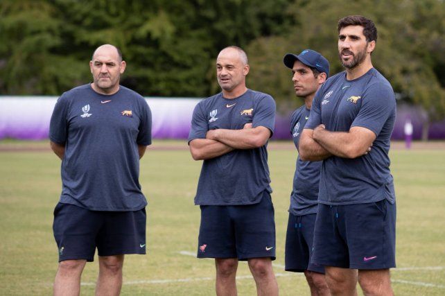 El head coach Mario Ledesma junto a su staff de colaboradores.