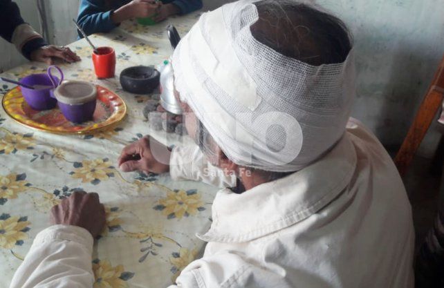 H&eacute;ctor D&iacute;az, de 56 a&ntilde;os, zaf&oacute; de la feroz golpiza de dos delincuentes tir&aacute;ndose del auto que manejaba en movimiento. 