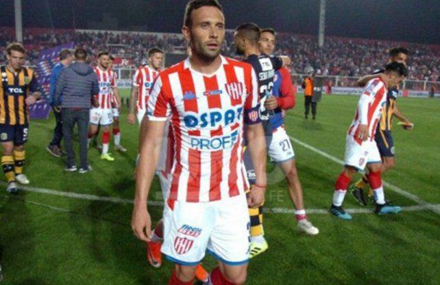 Claudio Corval&aacute;n termin&oacute; jugando como lateral izquierdo y Juan Azconz&aacute;bal lo pensar&iacute;a m&aacute;s como zaguero en Uni&oacute;n. &iquest;Asoma la posibilidad de <a href=