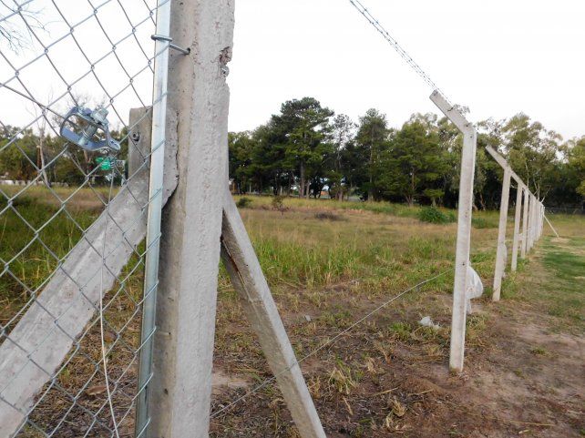 Los delincuentes se llevaron varios metros de alambrado