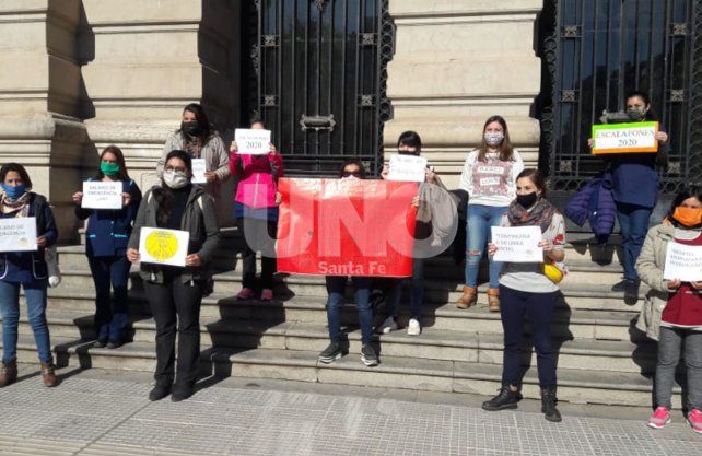 Nuevamente, los docentes reemplazantes autoconvocados, llevaron su reclamo a Casa de Gobierno.