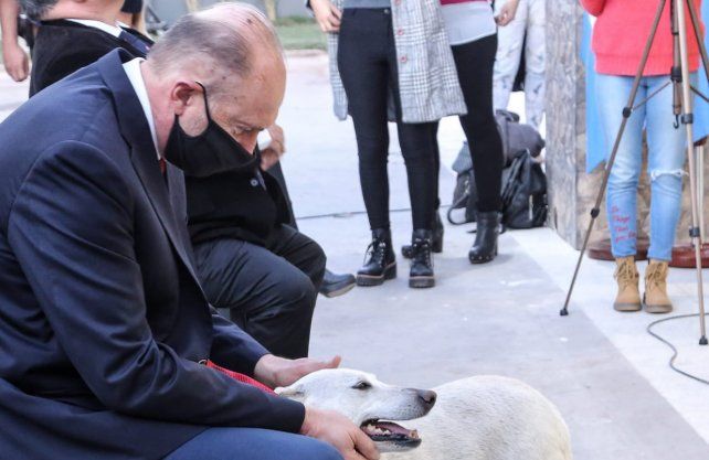 El protocolo que sigue el gobernador Omar Perotti le exige ir a cada actividad con tapaboca.