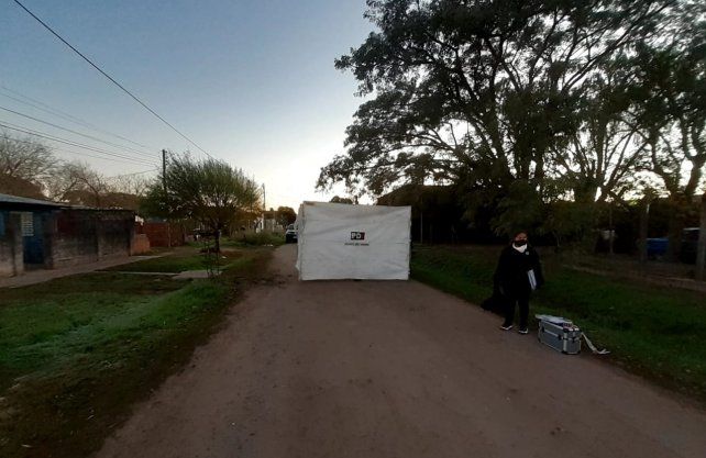 Hallaron muerto a un hombre, semidesnudo, golpeado, y en el medio de la calle