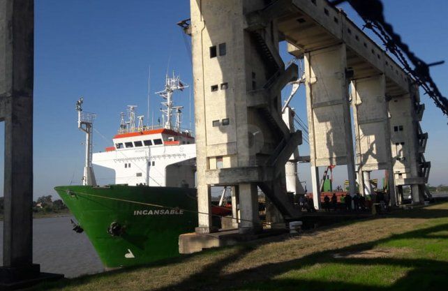 Imágenes de la carga de cereal en el barco, en el Puerto local. 