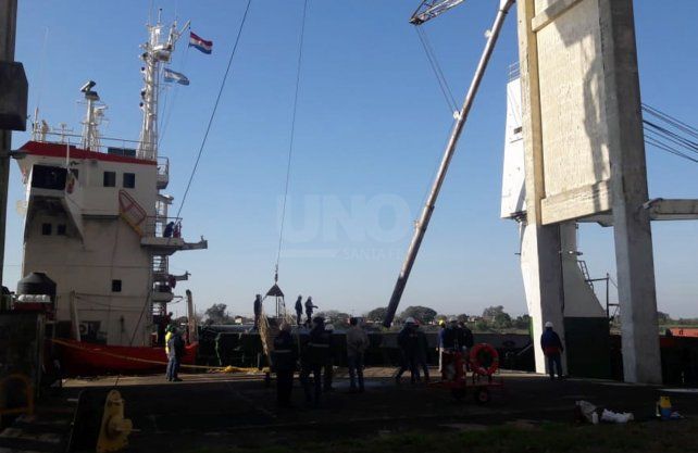 Imágenes de la carga de cereal en el barco, en el Puerto local. 