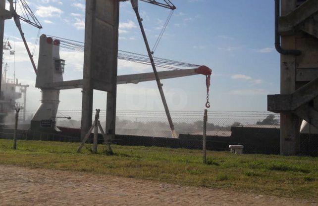 Imágenes de la carga de cereal en el barco, en el Puerto local. 