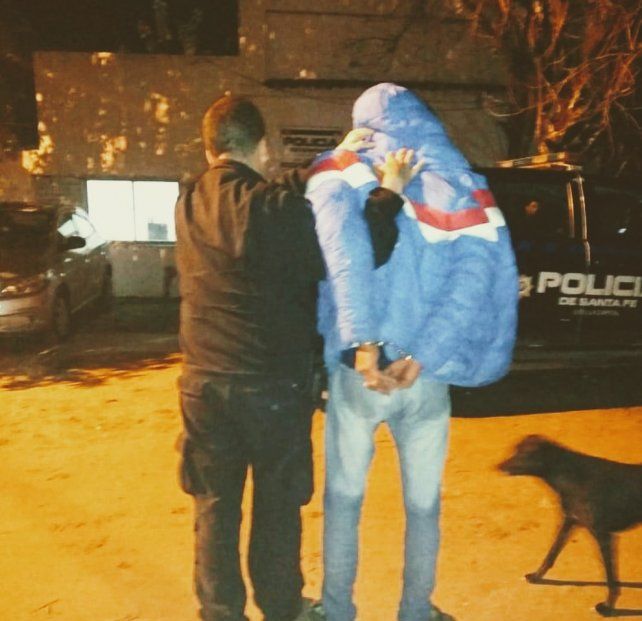 Polic&iacute;as del Comando Radioel&eacute;ctrico, con el detenido en La Guardia.