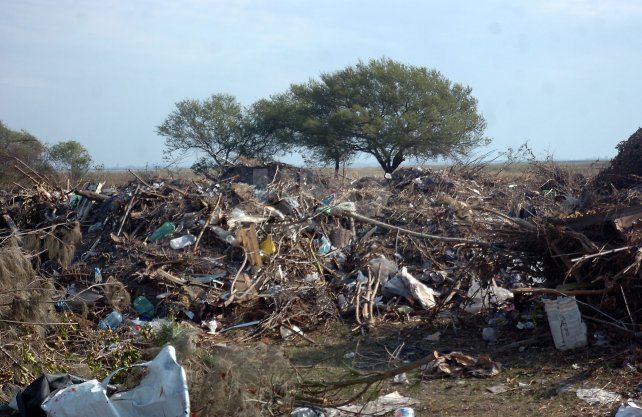 Hay decenas de micro basurales sobre el lecho de la laguna Set&uacute;bal.