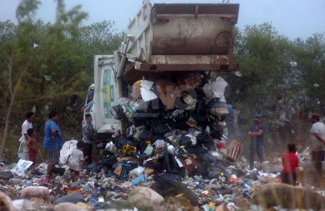Varias familias esperan el dep&oacute;sito de la basura de los camiones municipales. Los trabajadores de la recolecci&oacute;n tampoco tienen protecci&oacute;n para resguardar su salud. 
