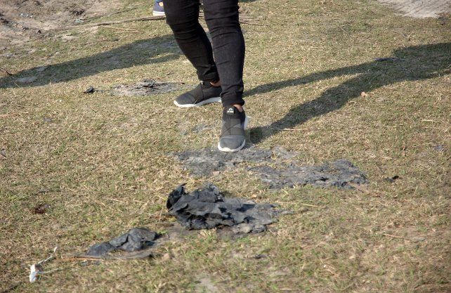 Los restos de residuos quemados quedan adheridos al lecho de la laguna Set&uacute;bal.