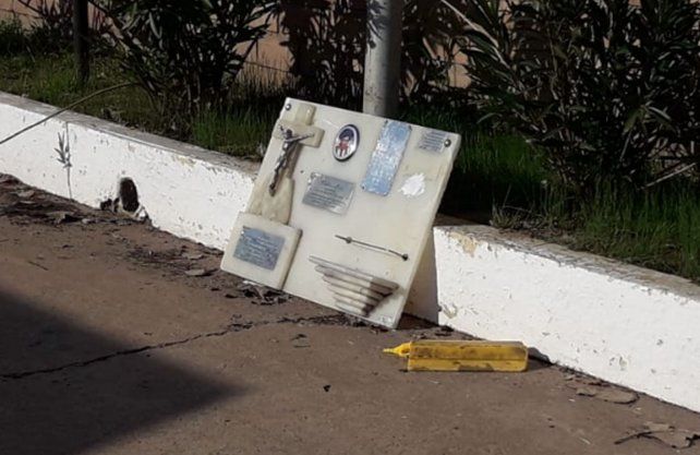 La familia Arce se manifest&oacute; este lunes por la ma&ntilde;ana frente a la administraci&oacute;n del cementerio en busca de respuestas (Foto gentileza: Radio EME 96.3).
