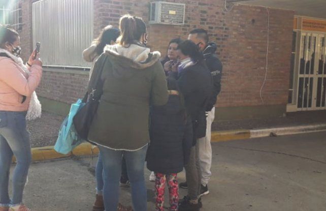 La familia Arce se manifest&oacute; este lunes por la ma&ntilde;ana frente a la administraci&oacute;n del cementerio en busca de respuestas (Foto gentileza: Radio EME 96.3).