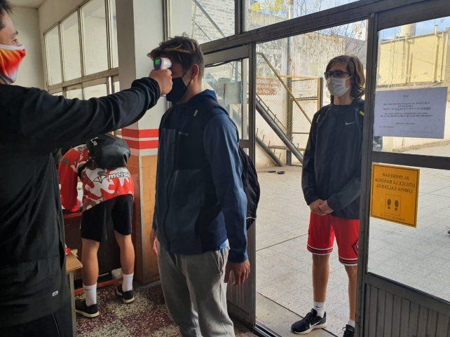 Los chicos de Santa Rosa fueron testeados antes de ingresar al Gigante de calle Las Heras. 