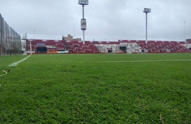 Desde el comienzo de la cuarentena en Uni&oacute;n se viene trabajando en el mantenimiento del campo de juego del estadio 15 de Abril. Foto @movil_kike