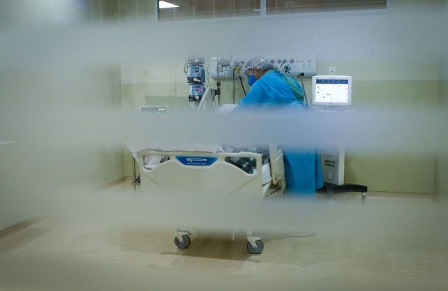 Los médicos de las terapias intensivas y el estrés laboral de proyectar lo que viene en relación al incremento de contagios. 