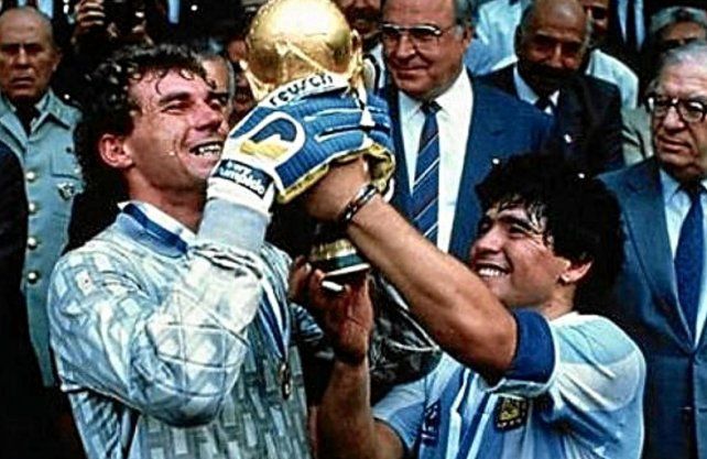 Nery Pumpido revel&oacute; de un llamado de Diego Maradona para saludarlo.