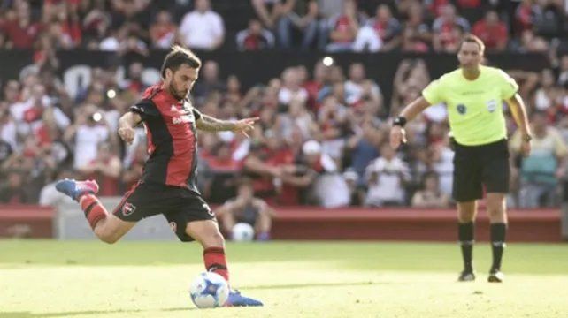 Se viene el gol. Nacho Scocco se prepara para rematar. Lleva 77 goles con la camiseta de Newell's.