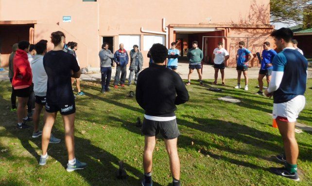 La primera charla de los conductores con los jugadores del plantel Gitano.