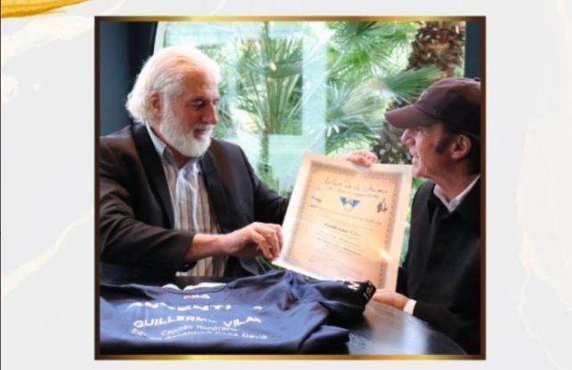 Eduardo Puppo le entreg&oacute; la declaraci&oacute;n al inventor de la gran Willy.