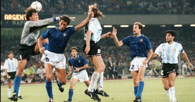 Caniggia anotó el tanto del empate ante Italia y luego Goycochea sería el gran héroe de la clasificación.