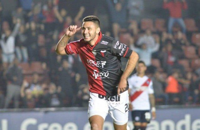Tom&aacute;s Sandoval renovar&iacute;a con Col&oacute;n, aunque sigue en la mira de clubes del exterior.