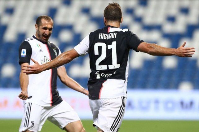 Gonzalo Higuaín marcó en el empate de Juventus ante Sassuolo para seguir en la cima del Calcio de Italia