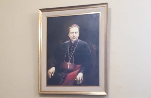 La pintura de Storni sigue en ese lugar a&uacute;n hoy, junto a otras de todos los arzobispos que tuvo la ciudad de Santa Fe.