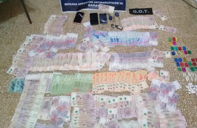 El dinero y las dosis de cocaína incautados en los allanamientos en Helvecia. 