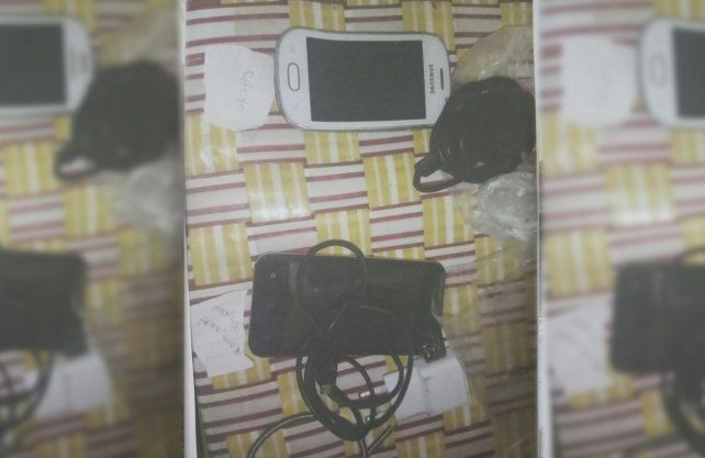 Un penitenciario fue sorprendido cuando intentaba pasar celulares a presos de la c&aacute;rcel de Las Flores