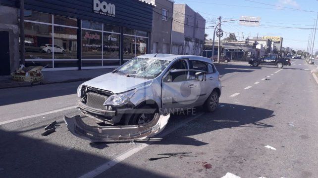 Murió un motociclista tras chocar contra un auto, cuyo conductor fue golpeado y derivado al Cullen